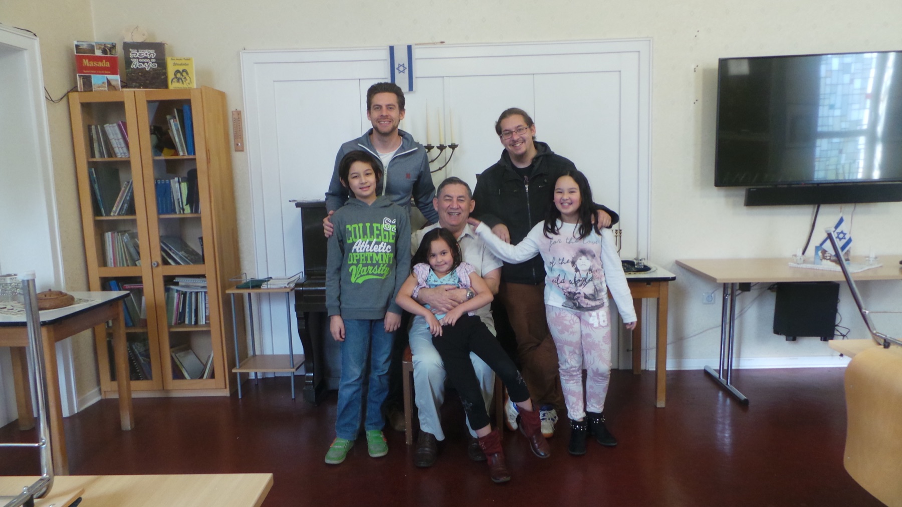 Alex mit fünf seiner Kinder in der Gemeinde